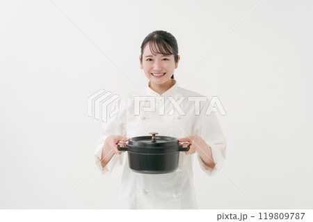 鍋を持つ女性シェフ 119809787
