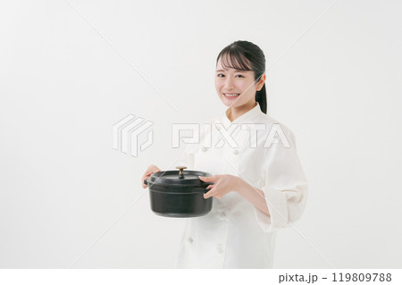 鍋を持つ女性シェフ 鍋を持つ女性シェフ 119809788