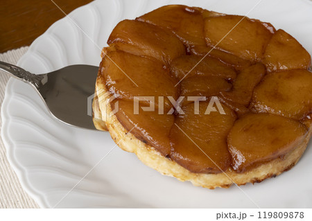 タルトタタンをサーブする 119809878