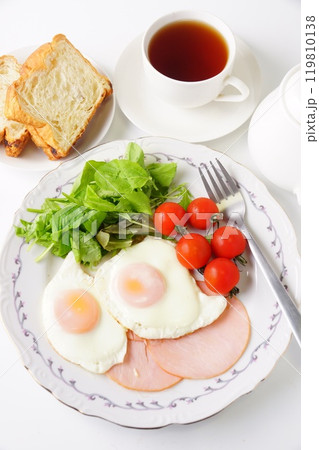 ヘルシーな朝食 ハムエッグ ヘルシーな朝食 ハムエッグ 119810138