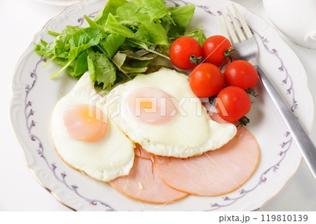 ヘルシーな朝食　ハムエッグ 119810139