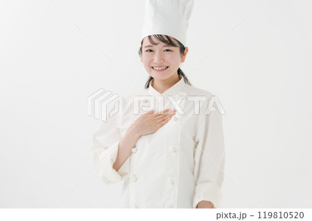 コックコートを着た笑顔の女性 119810520