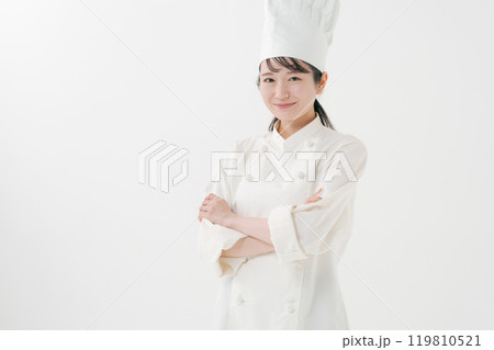 コックコートを着た笑顔の女性 119810521
