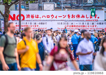 日本の東京都市景観ハロ本番…賑わう渋谷駅前。外国人観光客らの姿が目立つ…幸福な時代へ…=31日 日本の東京都市景観ハロ本番…賑わう渋谷駅前。外国人観光客らの姿が目立つ…幸福な時代へ…=31日 119810868
