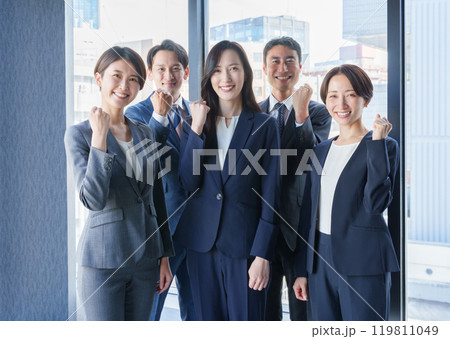 オフィスで働くガッツポーズするビジネスマンたち(複数人・多人数・集合) オフィスで働くガッツポーズするビジネスマンたち(複数人・多人数・集合) 119811049