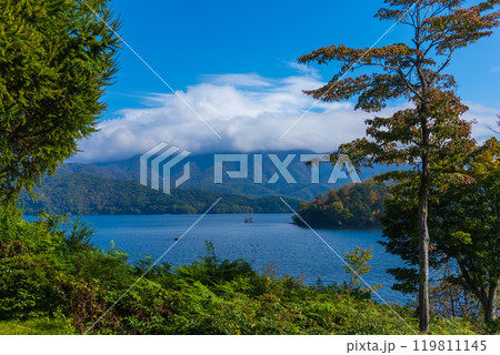 自然が美しい猪苗代湖 119811145
