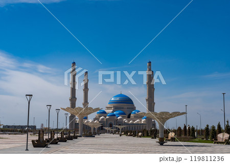カザフスタンのアスタナにある中央アジア最大のモスク、グランドモスク 119811236