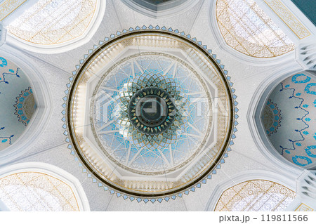 カザフスタンのアスタナにある中央アジア最大のモスク、グランドモスクの大天蓋 カザフスタンのアスタナにある中央アジア最大のモスク、グランドモスクの大天蓋 119811566