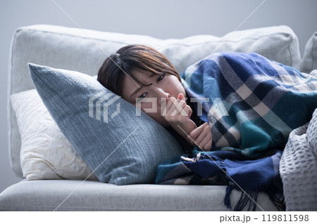風風邪で具合が悪すぎて寝込んでしまう女性のク咳込む 119811598