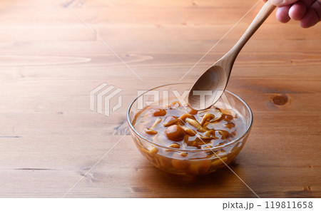 透明の器に入れた国産なめこ （ ナメコ ）独特なぬめりと風味 119811658