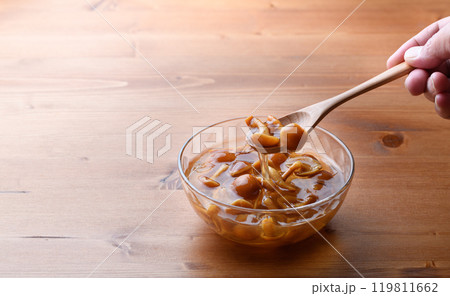 透明の器に入れた国産なめこ （ ナメコ ）独特なぬめりと風味 119811662