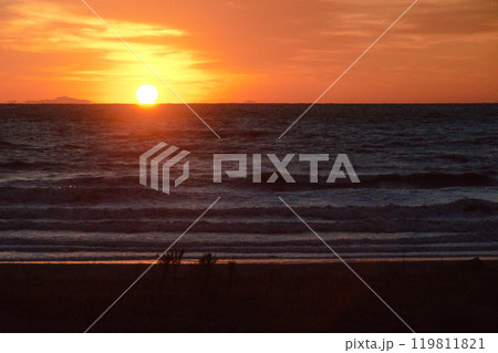海岸線から昇る朝日 119811821