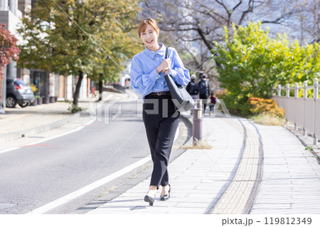 笑顔で歩く女性 Business 笑顔で歩く女性 Business 119812349