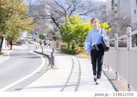 笑顔で歩く女性 Business 笑顔で歩く女性 Business 119812350