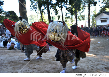 獅子舞　岡山市建部まつり　七社八幡宮の境内で神楽奉納 119812367