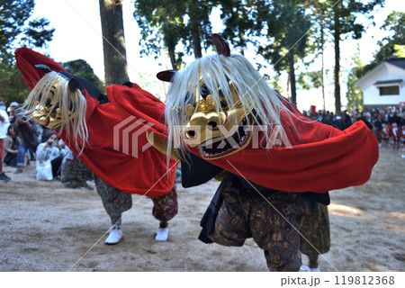 獅子舞 岡山市建部まつり 七社八幡宮の境内で神楽奉納 獅子舞 岡山市建部まつり 七社八幡宮の境内で神楽奉納 119812368