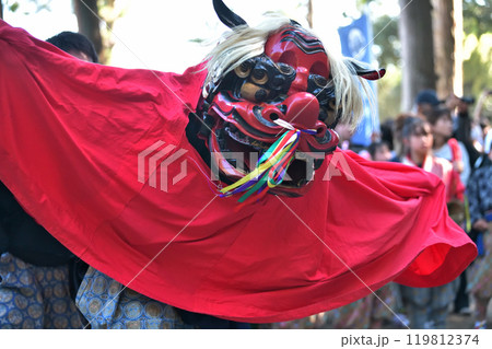 獅子舞　岡山市建部まつり　七社八幡宮の境内で神楽奉納 119812374