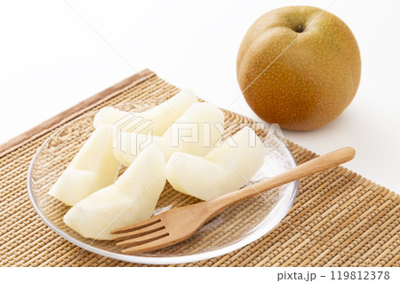 白背景にみずみずしい梨 白背景にみずみずしい梨 119812378
