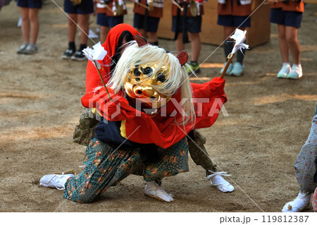 獅子舞　岡山市　建部まつり　七社八幡宮の境内で神楽奉納 119812387