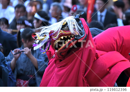 獅子舞　岡山市　建部まつり　七社八幡宮の境内で神楽奉納 119812396