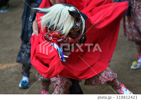 獅子舞　岡山市　建部まつり　七社八幡宮の境内で神楽奉納 119812421