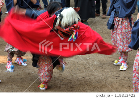 獅子舞　岡山市　建部まつり　七社八幡宮の境内で神楽奉納 119812422