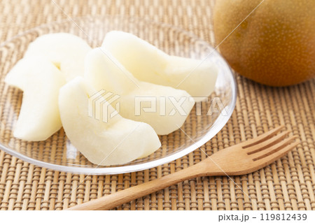 ランチョンマットにみずみずしい梨 119812439