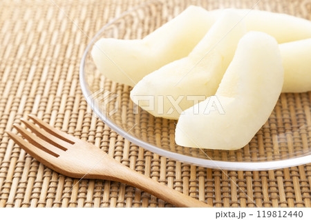 ランチョンマットにみずみずしい梨 ランチョンマットにみずみずしい梨 119812440