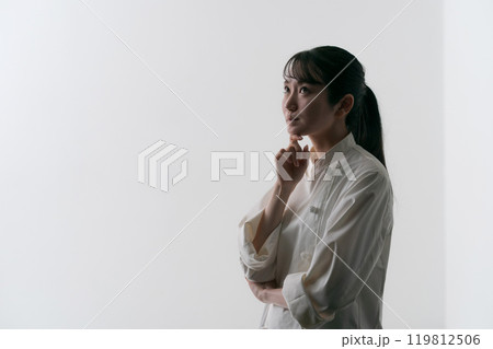 考える女性料理人の横顔 119812506