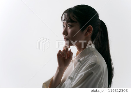 考える女性料理人の横顔 119812508
