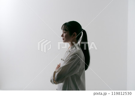 考える女性料理人の横顔 119812530