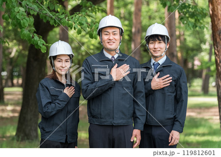 森林の中にいる林業・土木業の作業着姿の男女の作業員 森林の中にいる林業・土木業の作業着姿の男女の作業員 119812601