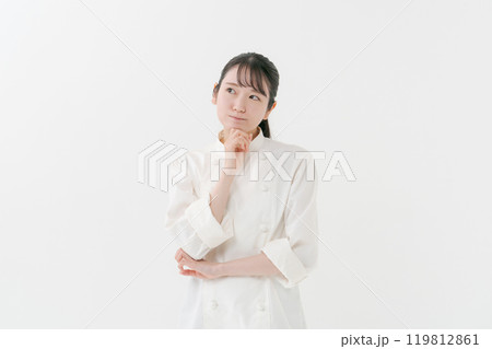 考える女性料理人のポートレート 119812861