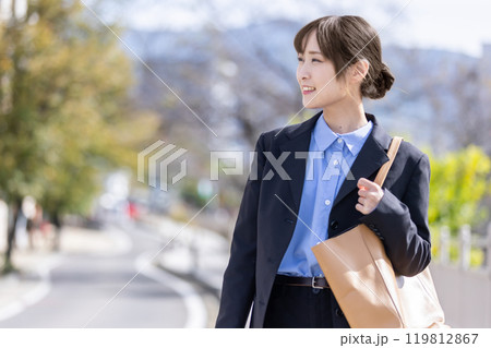 笑顔で歩くビジネスウーマン Business 笑顔で歩くビジネスウーマン Business 119812867