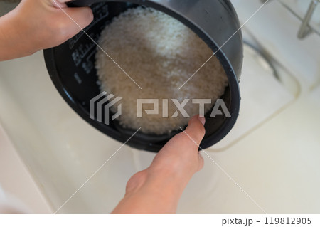 炊飯器の内釜でお米を研ぐ 119812905