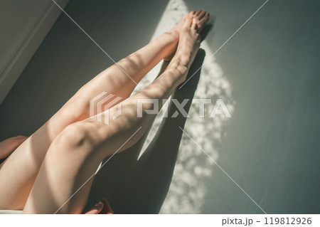 若い女性のフットケア 119812926