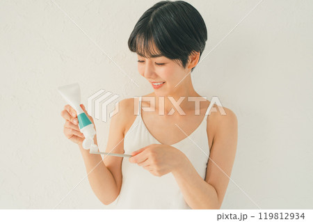歯磨き粉をつける若い女性 119812934