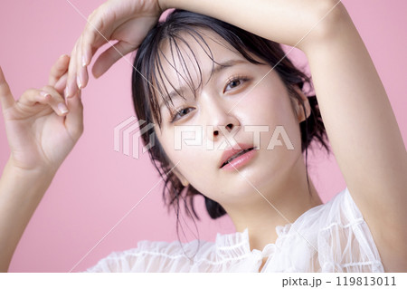 ビューティーイメージ 女性のポートレート ピンクバック ビューティーイメージ 女性のポートレート ピンクバック 119813011