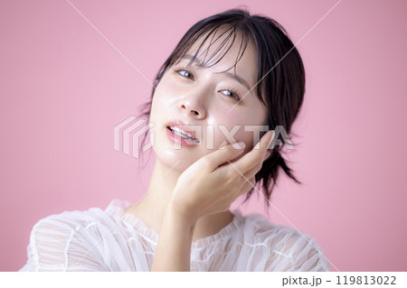 ビューティーイメージ　女性のポートレート　ピンクバック 119813022