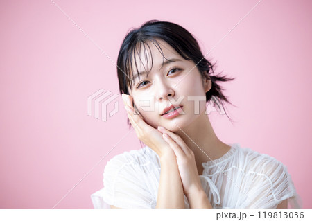 ビューティーイメージ　女性のポートレート　ピンクバック 119813036