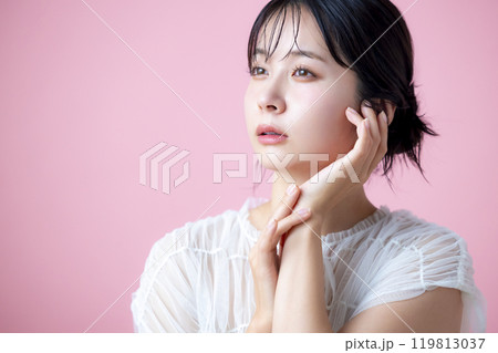 ビューティーイメージ 女性のポートレート ピンクバック ビューティーイメージ 女性のポートレート ピンクバック 119813037