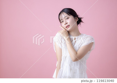 ビューティーイメージ　女性のポートレート　ピンクバック 119813040