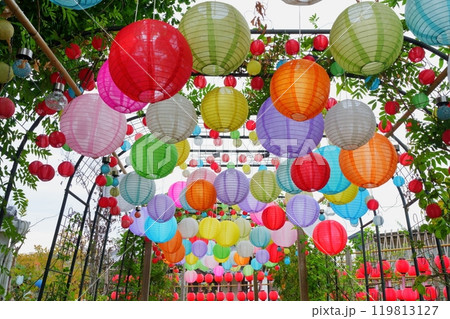 奈良おふさ観音に飾られた色とりどりの提灯【10月】提灯まつり 119813127