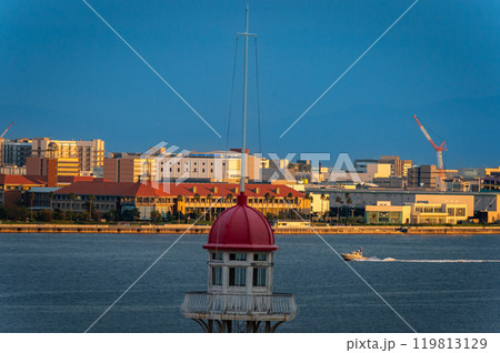 神戸ハーバーランド側から見た神戸港の夕景 119813129