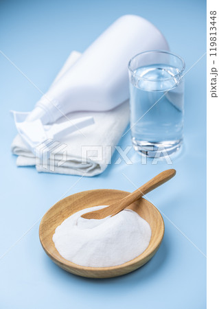 水色背景に重曹と掃除用具を揃えたナチュラルクリーニングセット 水色背景に重曹と掃除用具を揃えたナチュラルクリーニングセット 119813448