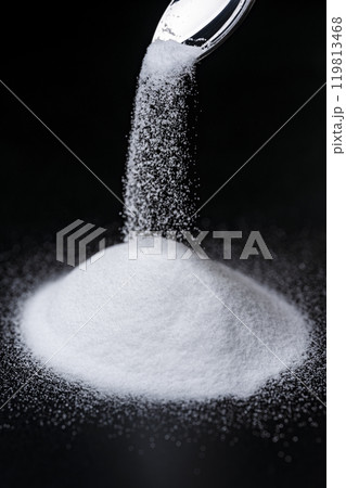 黒背景に舞い落ちる重曹の粉 119813468