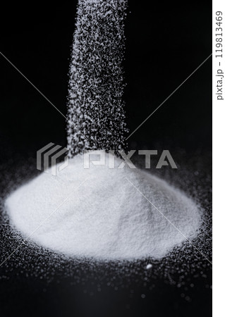 黒背景に舞い落ちる重曹の粉 119813469