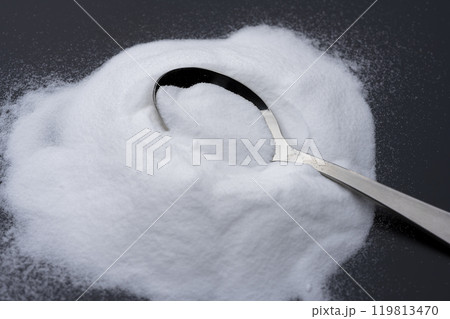 黒背景に重曹の粉と銀色のスプーン 119813470