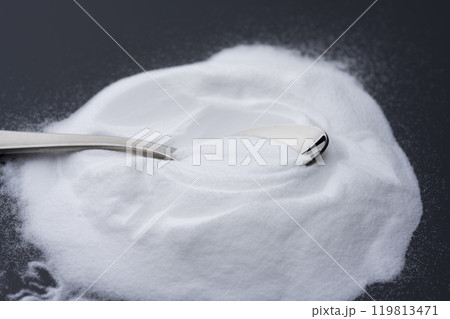 黒背景に重曹の粉と銀色のスプーン 119813471
