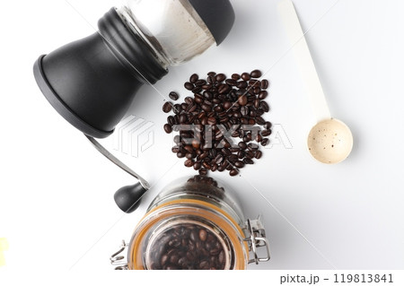 コーヒーミルとコーヒー豆 119813841